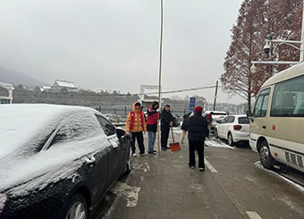 UG环球官网学生第三党支部参与“清扫积雪，温暖校园”活动